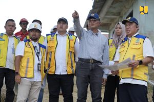 Tinjau Pemasangan IPA Baja SPAM Karang Baru, Menteri Dody Pastikan Keberlanjutan Suplai Air Bagi Masyarakat
