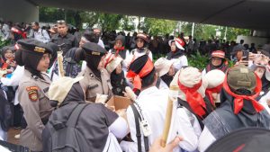 Polisi Bagikan Air Mineral dan Roti ke Massa Aksi Guru Honorer di DPR