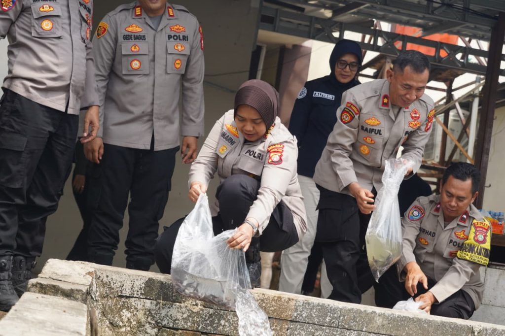 Kapolres Metro Bekasi Tebar 10.000 Benih Lele, Dukung Rantai Pasok SPPG Polri