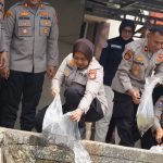 Kapolres Metro Bekasi Tebar 10.000 Benih Lele, Dukung Rantai Pasok SPPG Polri