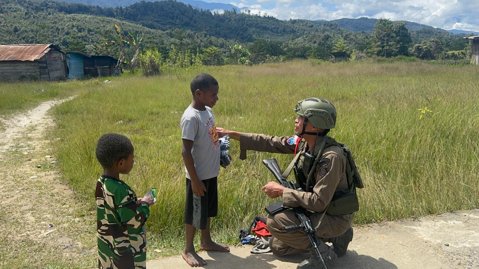 Jalin Keakraban dengan Warga, Satgas Ops Damai Cartenz Gelar Patroli Dialogis di Serambakon