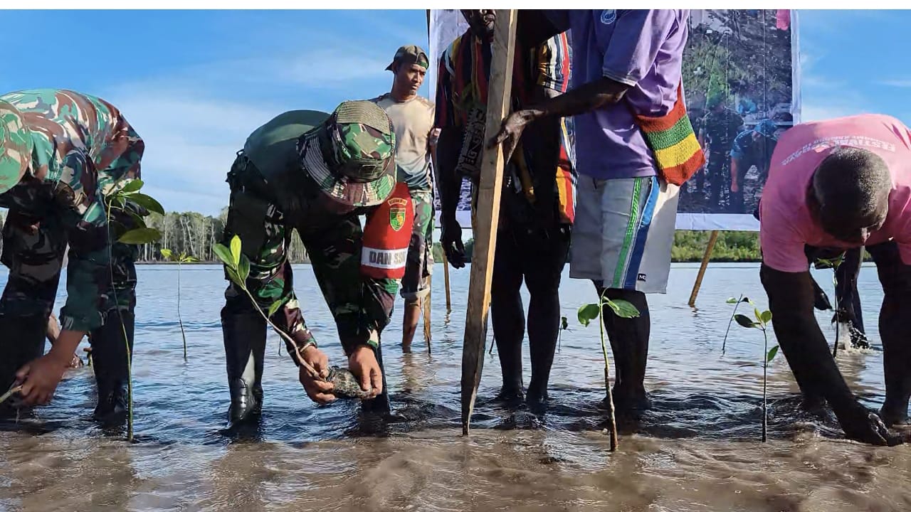 Bersatu Dengan Alam, Satgas TMMD Kodim 1710/Mimika Tanam Ribuan Bibit Mangrove