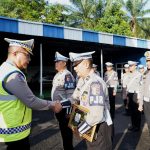Korlantas Beri Penghargaan Anggota Berprestasi di PJR Cikampek