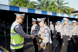 Korlantas Beri Penghargaan Anggota Berprestasi di PJR Cikampek