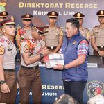 Wadir Reskrimum Polda Metro Jaya Serahkan Referensi Hukum Terbaru kepada 17 Taruna Akpol: Perkuat Profesionalisme Generasi Mendatang
