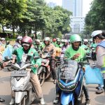 Wujudkan Kemitraan Humanis, Polda Metro Jaya Salurkan 350 Paket Sembako untuk Pengemudi Ojol di Jumat Peduli