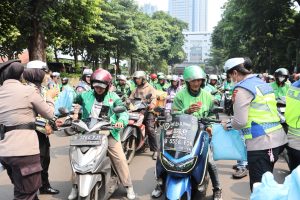 Wujudkan Kemitraan Humanis, Polda Metro Jaya Salurkan 350 Paket Sembako untuk Pengemudi Ojol di Jumat Peduli