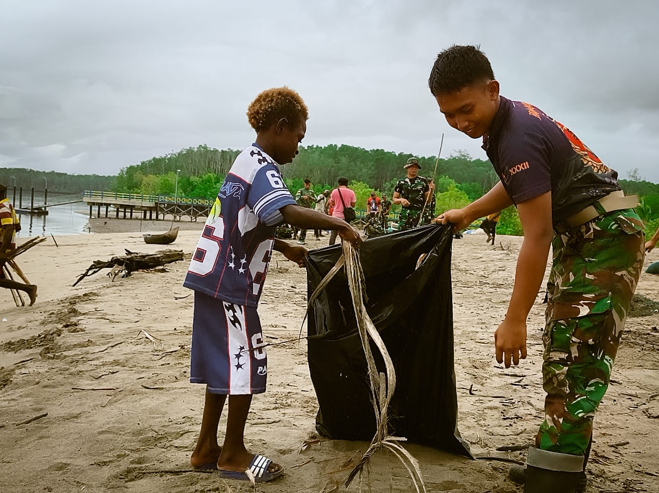 Aksi Bersih Pantai Keakwa oleh Satgas TMMD Kodim 1710/Mimika