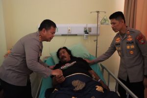 Wujud Nyata Polri Peduli, Kapolres Bekasi Kota Jenguk Ketua Ojol Sabuk Kamtibmas di RSUD