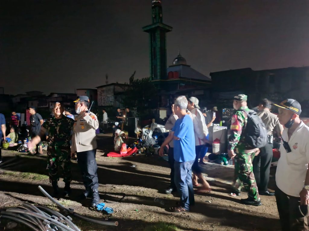 Respons Cepat Polda Metro Jaya saat Kebakaran Pasar Jiung, Warga Dievakuasi dan Dibantu Selamatkan Barang