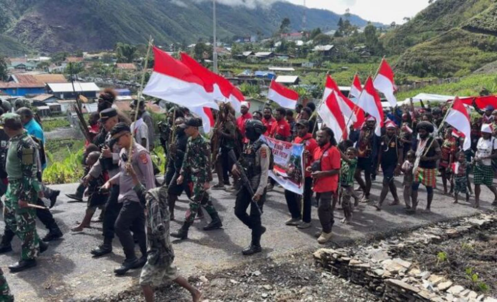 Peringatan Hari Lahir Pancasila, 800 Warga Puncak Jaya Kirab Bendera 50 Meter