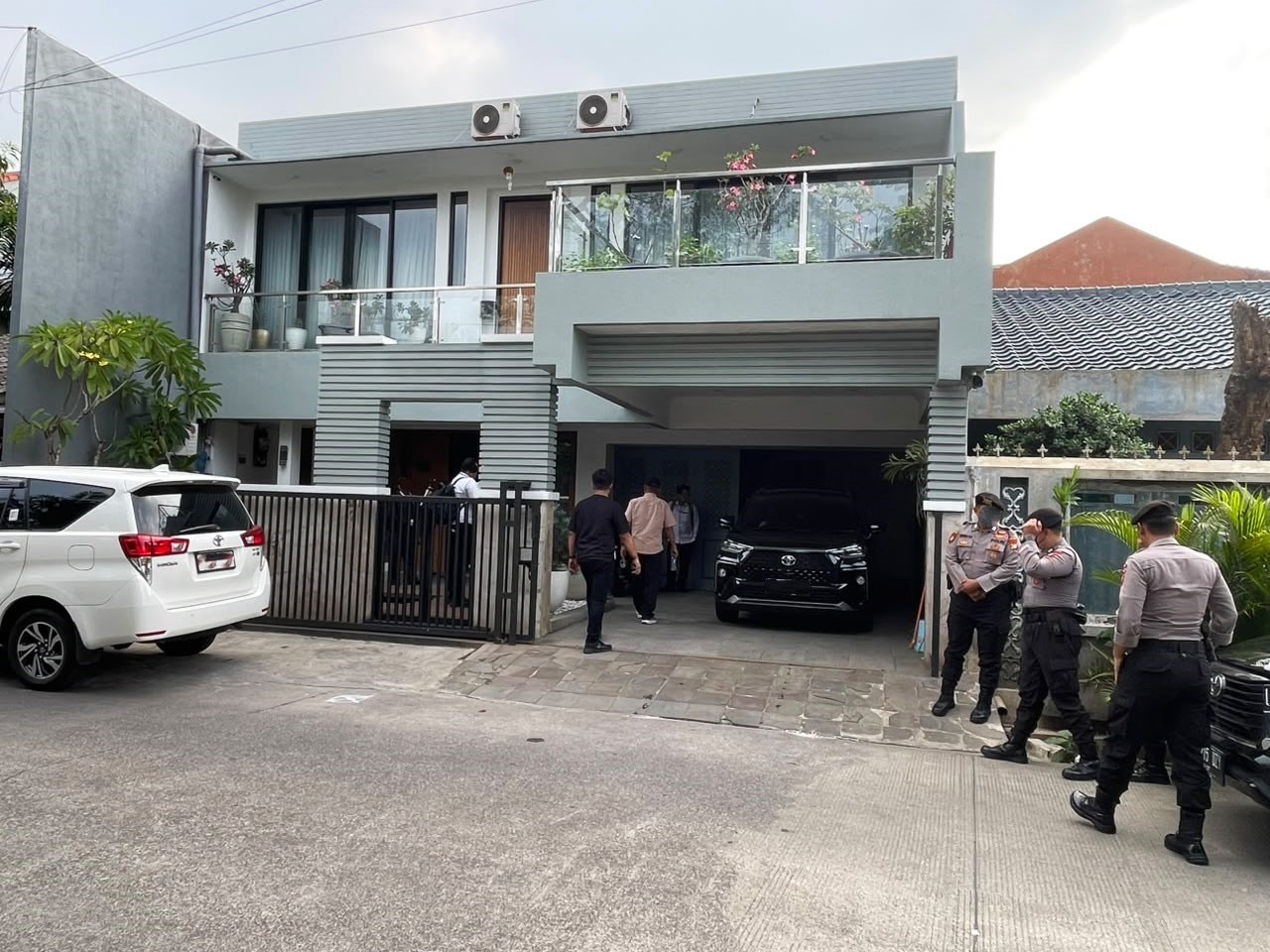 Geledah Rumah