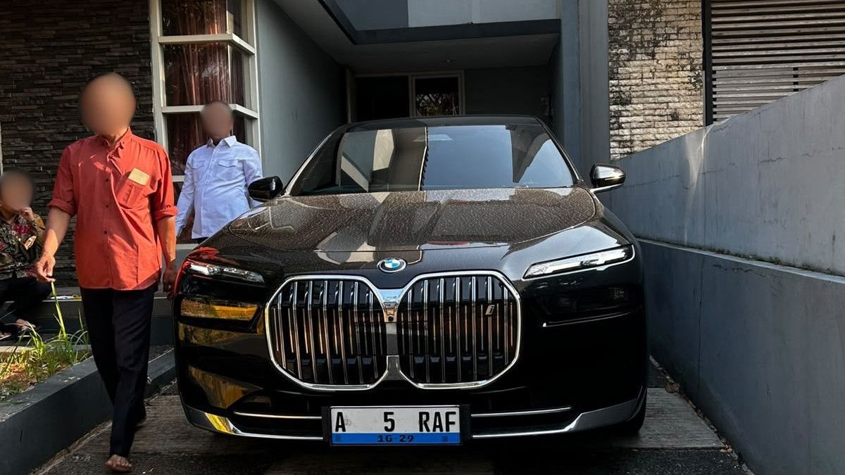 BMW i7